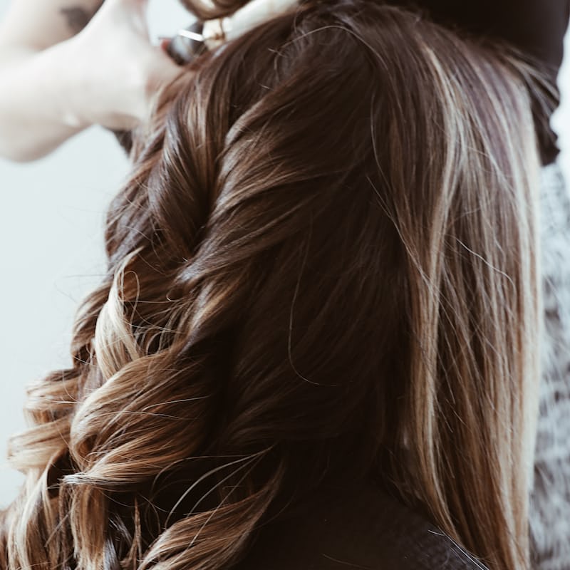 Brunette waves with soft highlights